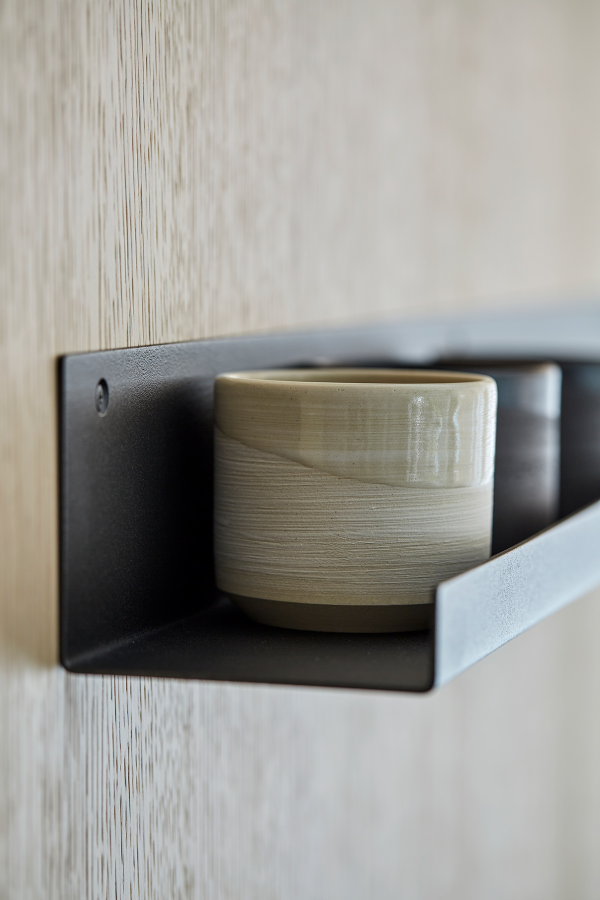 PEAM Stadtvilla München, Detailfoto Stahlregal Line von PEAM und handgefertige Keramik
