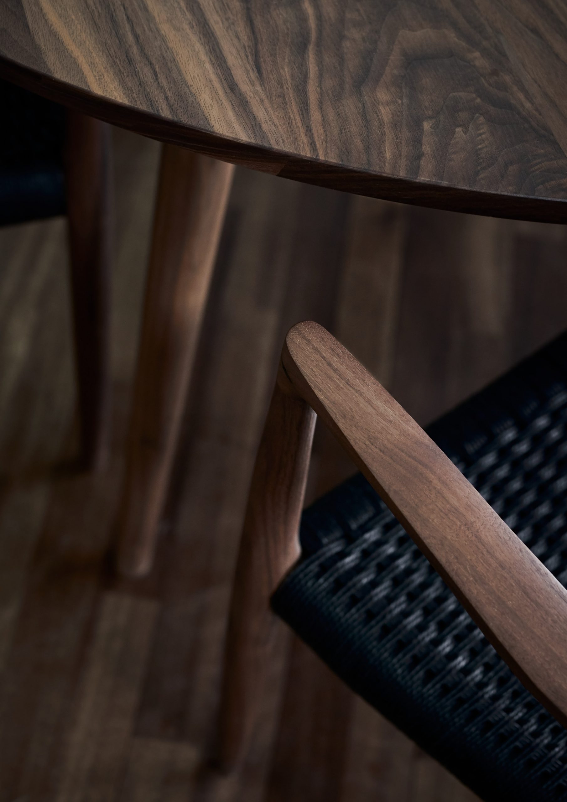PEAM Haus S. Detailfoto Nussbaum Tisch und Nils Otto Møller Stühle