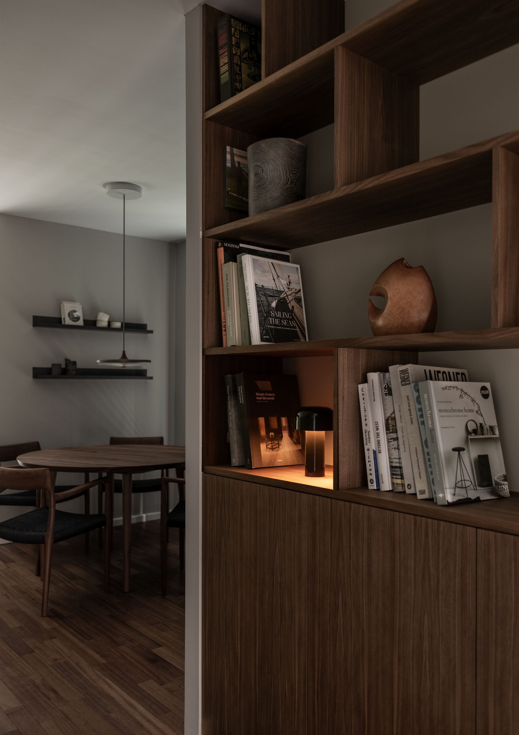 PEAM Haus S. Bücherregal aus Nussbaum, Esstisch und Stühle Blick ins Esszimmer