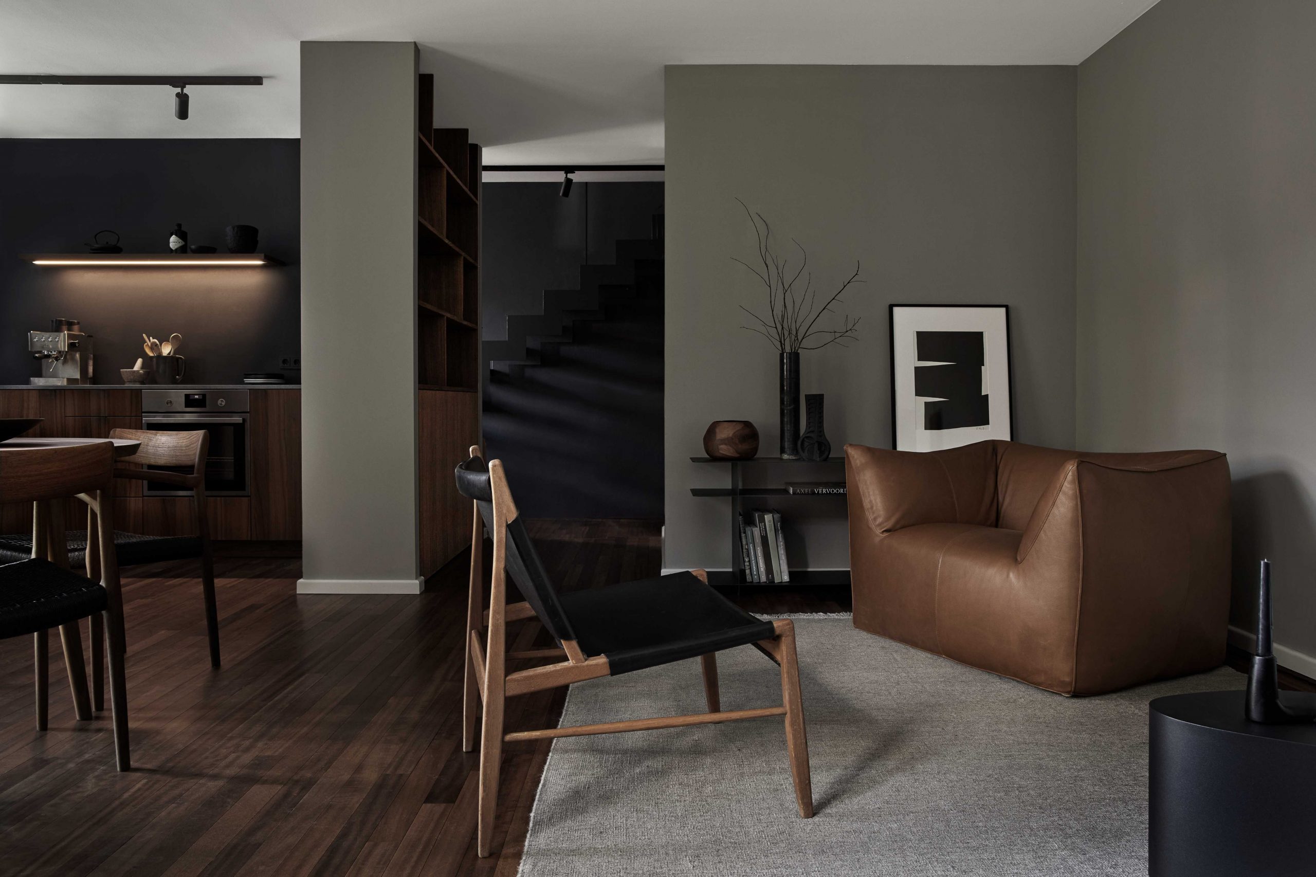 PEAM Haus S. Wohnzimmer und offen Küche in Nussbaum, Vintage Sessel Le Bambole von Mario Bellini, Bild von Rike Kaufmann, schwarzes Sideboard aus Stil