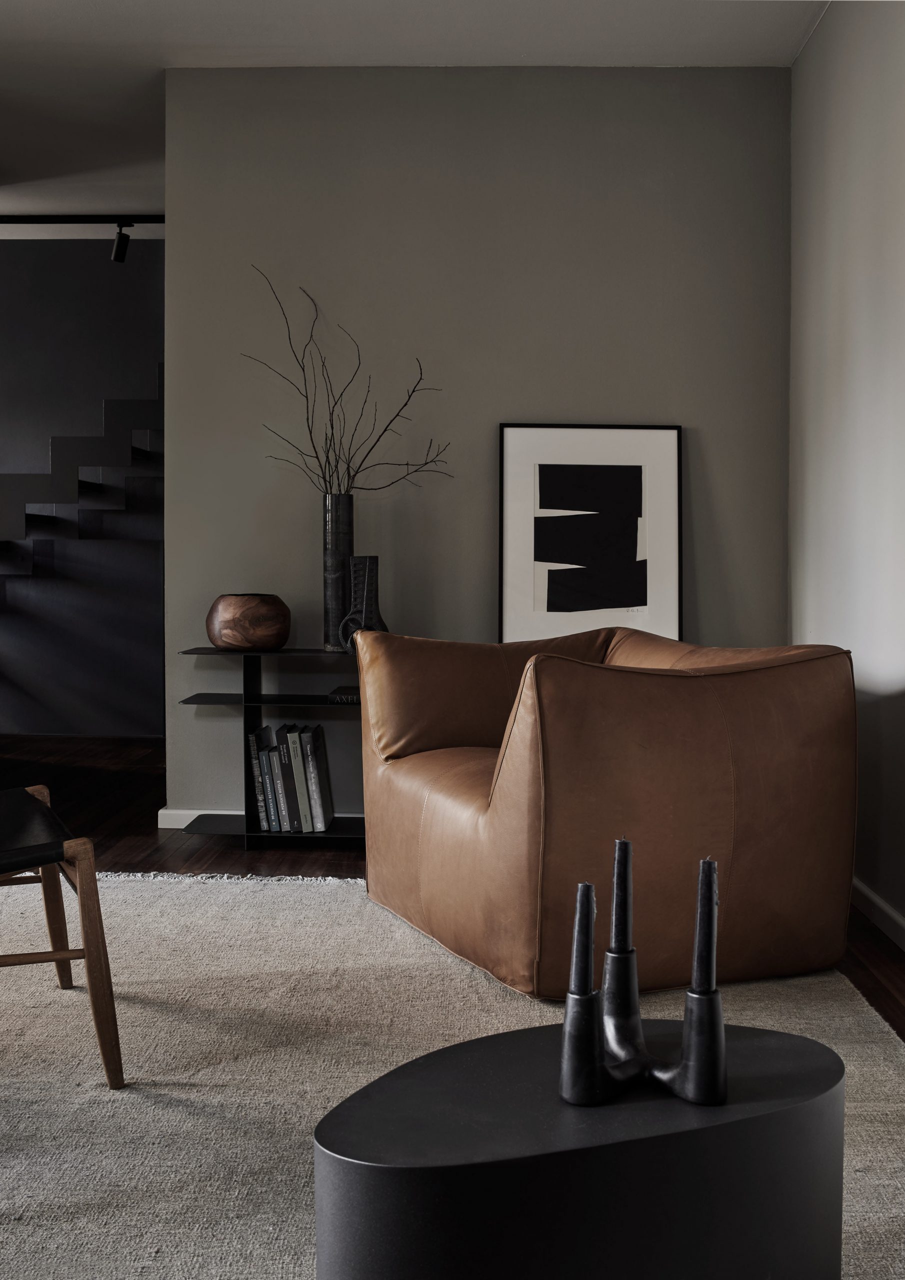 PEAM Haus S. Vintagesessel Le Bambole von Mario Bellini, Shape Sidetable in schwarzem Stahl,Bild von Rike Kaufmann, schwarzes Sideboard aus Stahl
