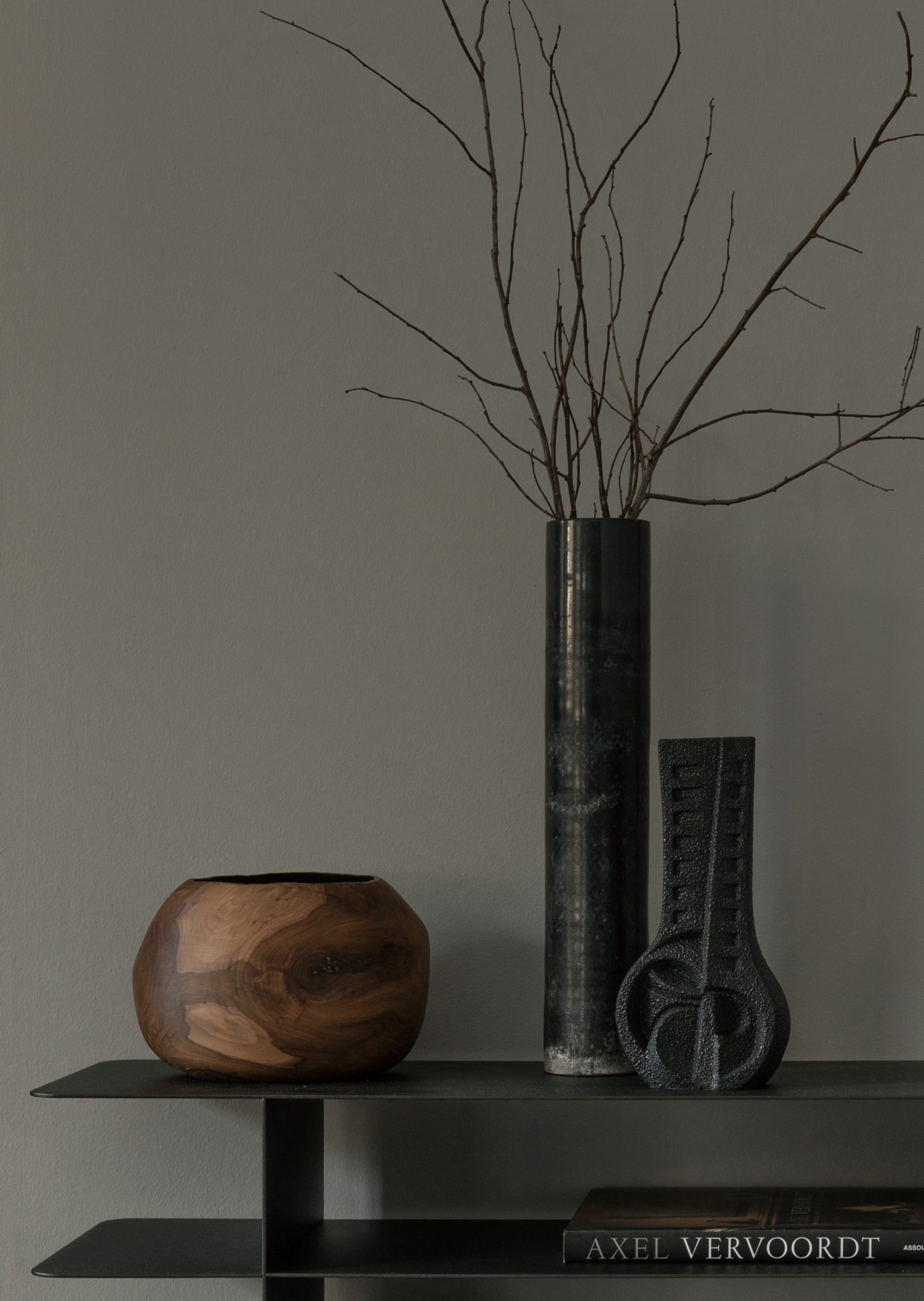 PEAM Haus S Detailfoto Sideboard SLIM mit Vintagevasen und Holzschale aus Nussbaum monochromes Interior