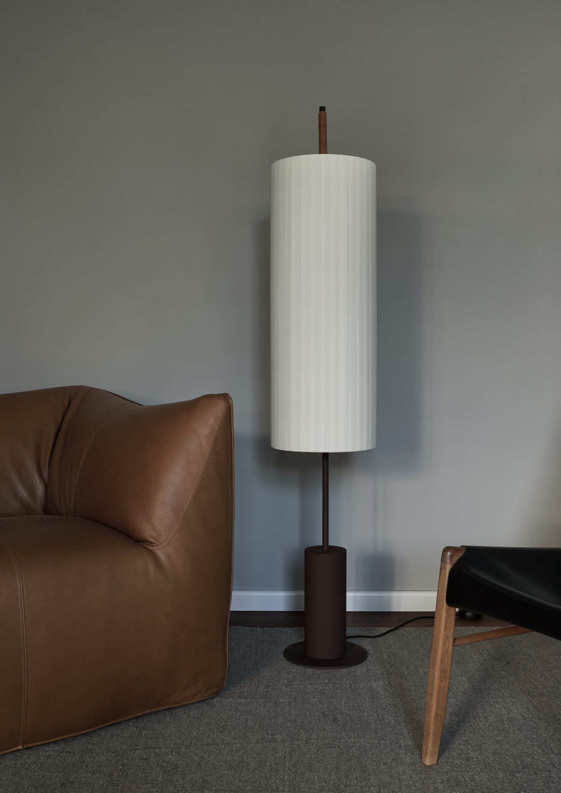PEAM Haus S. Bodenlampe Dorina von Santa & Cole, Vintage Sessel Le Bambole von Mario Bellini