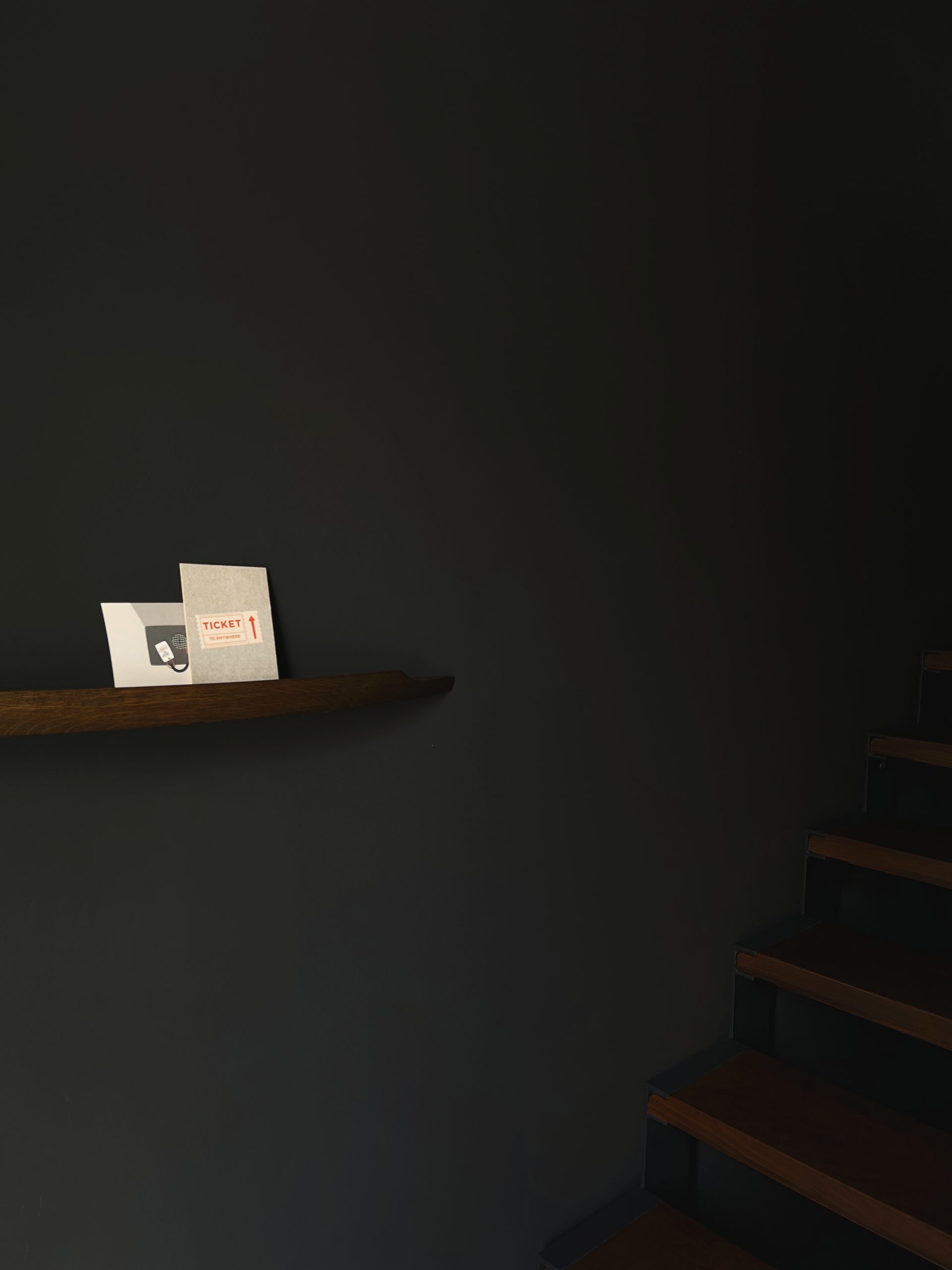 PEAM Haus S. Blick von der Treppe Nussbaumholz, Holzbord, dunkelgraue Wand