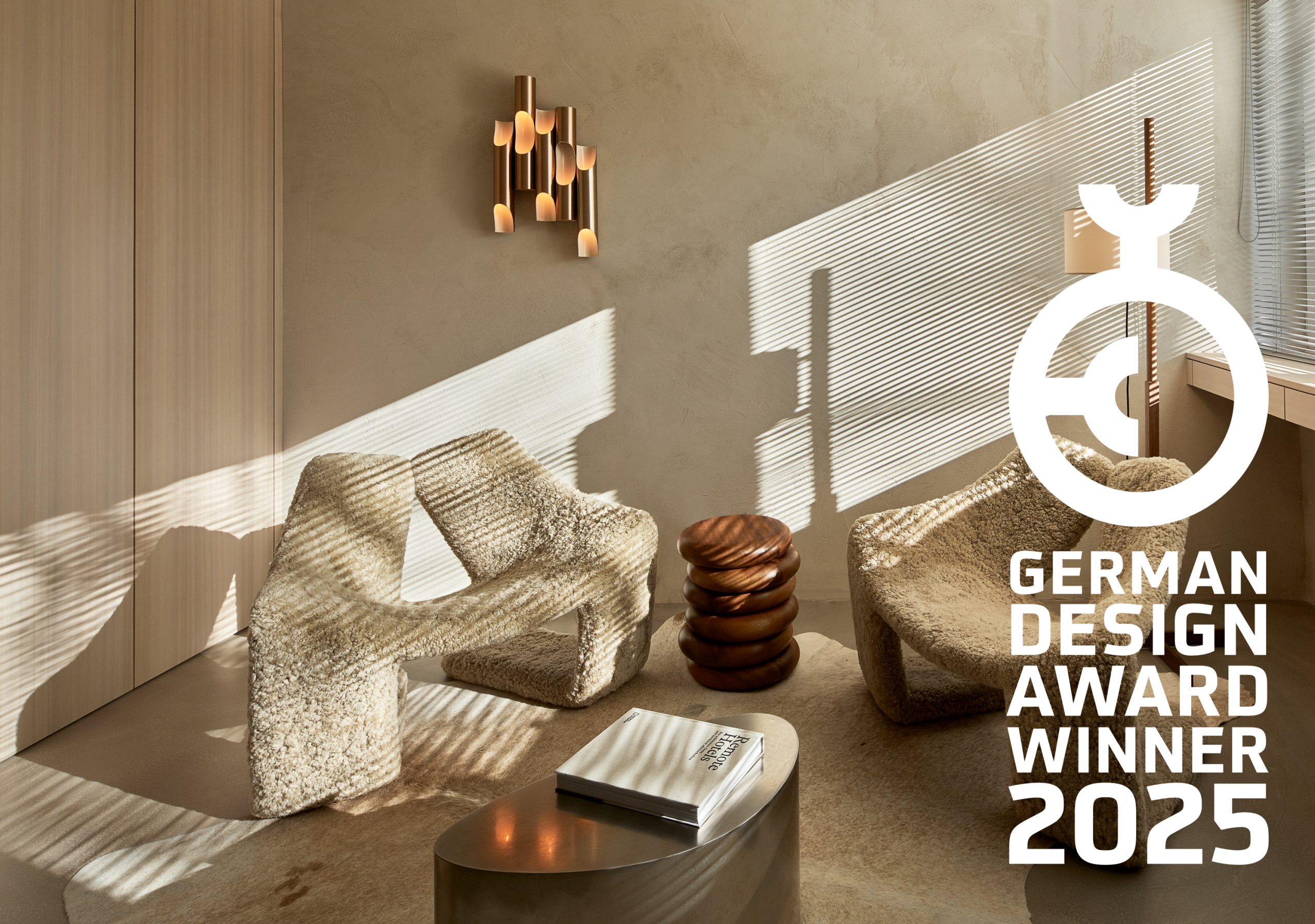 Minimalistische Raumgestaltung mit hochwertiger Innenausstattung, modernem Interior Design und luxuriösen Designermöbeln. Lichtdurchflutetes Wohnzimmer mit natürlichen Farben und skandinavischer Atmosphäre